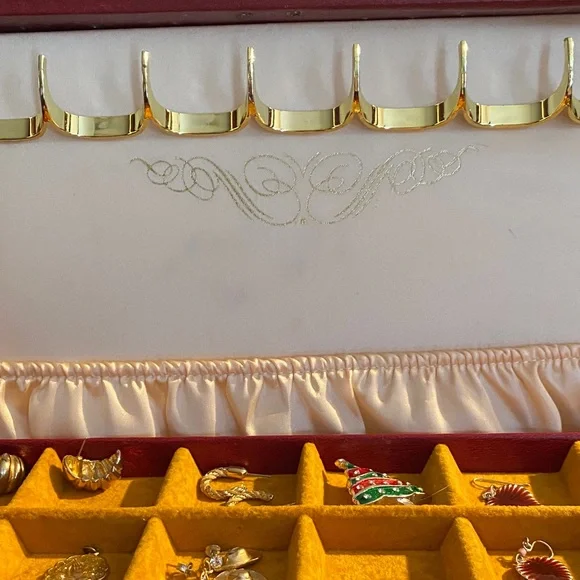 Elegant Red Jewelry Box. Vintage 1960’s - Picture 3 of 16